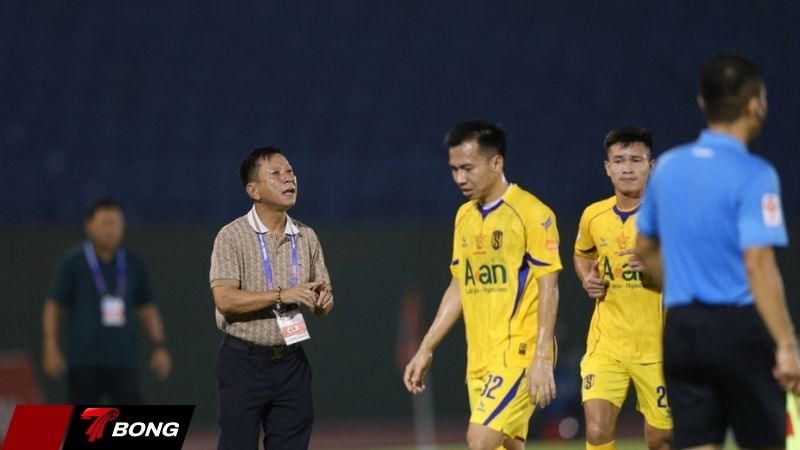 Nguồn cơn từ một quả penalty gây tranh cãi